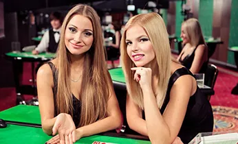 Bàn chơi Blackjack và vòng quay Roulette tại Casino 2899q